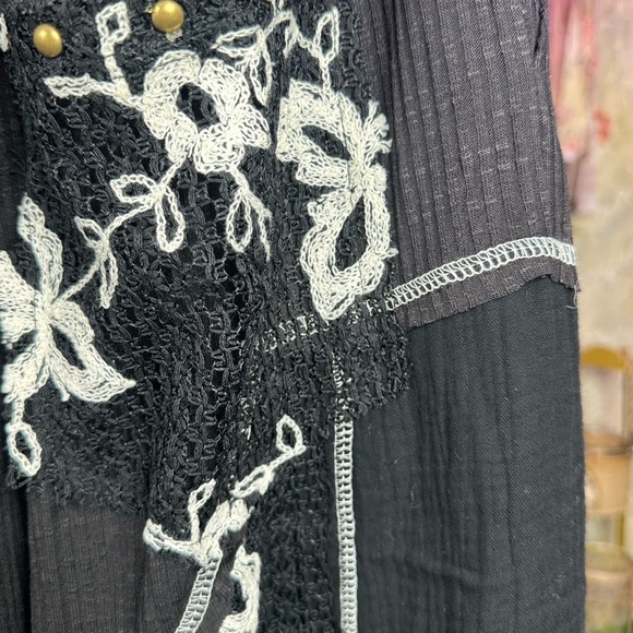 POL Ribbed Knit and Lace Joggers with Mixed Patches in Black Floral Embroidery - Picture 9 of 10